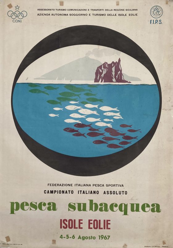 pesca subacquea poster with a view of an island, a volcano, a blue sea, and a shoal of fish, through a black porthole